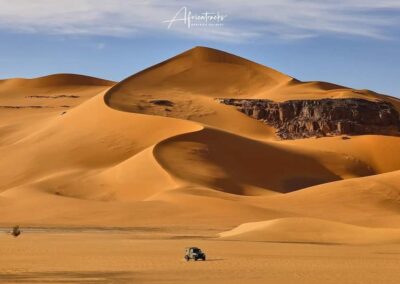 Algerien-2026 - Geländewagen vor Düne