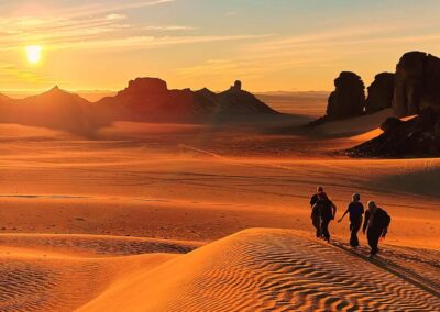 4 Personen im Sonnenuntergang