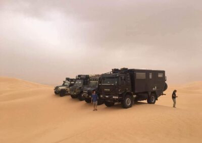 Geländewagen im Sandsturm in Algerien