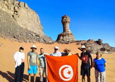 Reise-Teilnehmer mit algerischer Flagge
